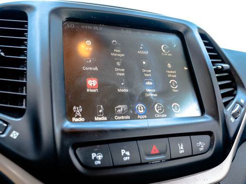 Used 2017 Jeep Cherokee Limited w/ Luxury Group AWD/4WD image 34