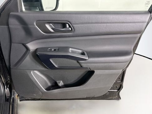 Used 2025 Nissan Pathfinder SV AWD/4WD image 33