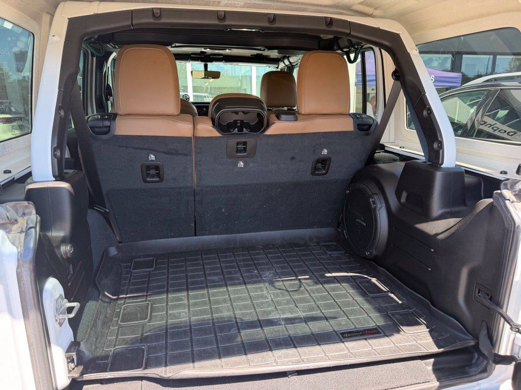 Used 2022 Jeep Wrangler Unlimited Sahara w/ LED Lighting Group AWD/4WD image 21
