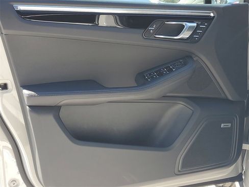 Used 2025 Porsche Macan image 25