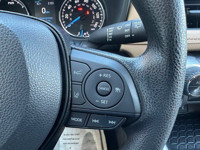 Used 2021 Toyota RAV4 LE AWD/4WD image 17