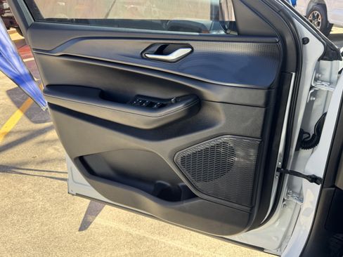 Used 2025 Jeep Grand Cherokee L Laredo image 25