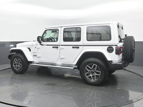 Used 2024 Jeep Wrangler Unlimited Sahara w/ Technology Group AWD/4WD image 3