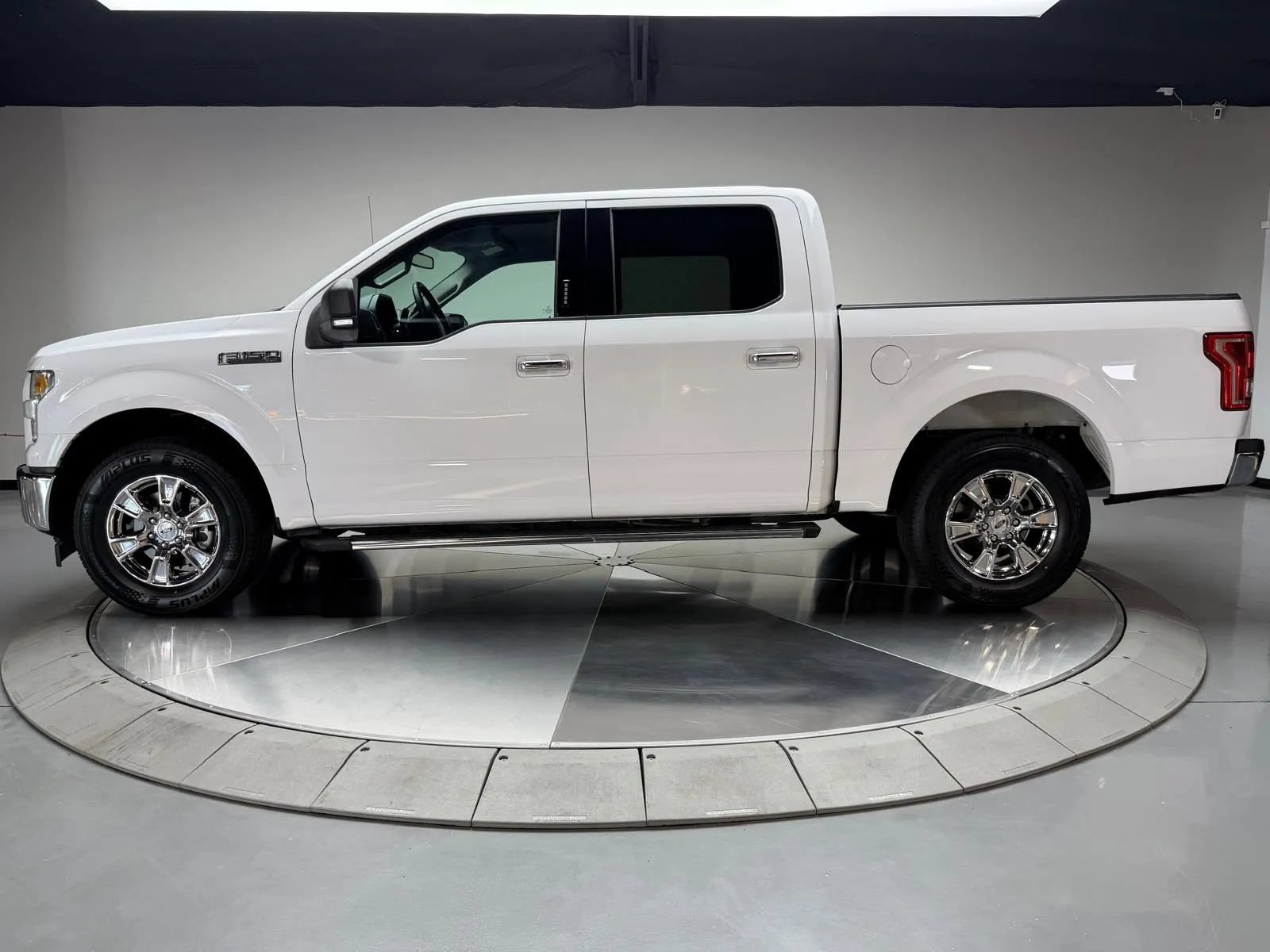 Used 2017 Ford F150 XLT w/ Equipment Group 302A Luxury RWD image 4