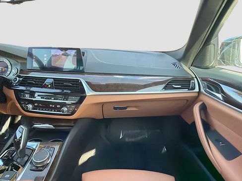 Used 2019 BMW 530e xDrive w/ Convenience Package image 18