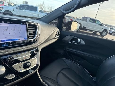 Used 2025 Chrysler Pacifica Limited FWD image 23