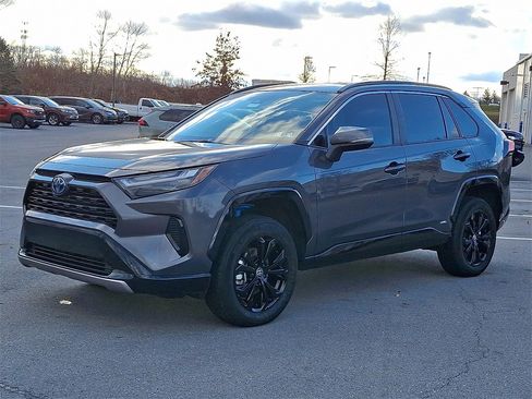 Used 2022 Toyota RAV4 SE image 5