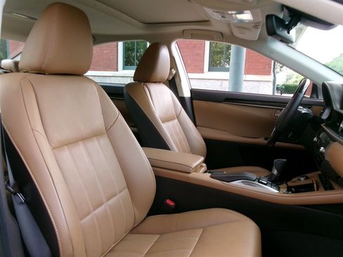 Used 2016 Lexus ES 350 w/ Luxury Package w/Wood Trim FWD image 19