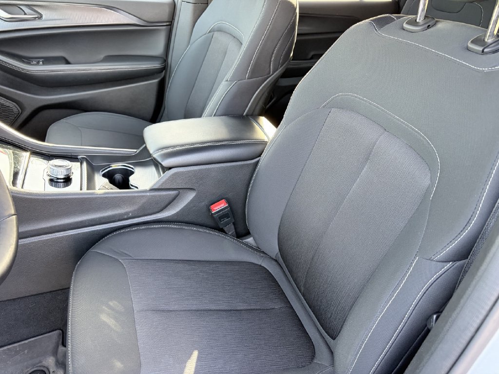 Used 2024 Jeep Grand Cherokee L Laredo w/ Luxury Tech Group I AWD/4WD image 4