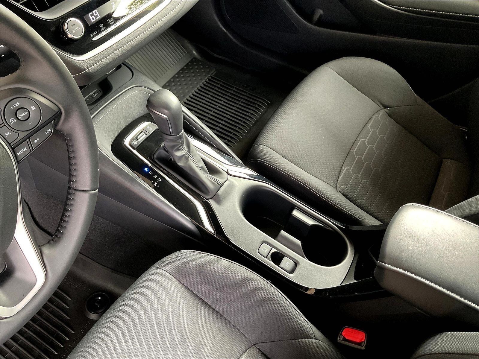 Used 2025 Toyota Corolla SE w/ SE Package FWD image 18