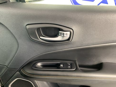 Used 2019 Jeep Compass Latitude FWD image 35