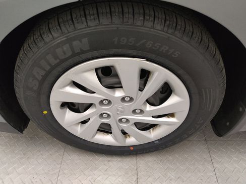 Used 2018 Hyundai Elantra SE image 31