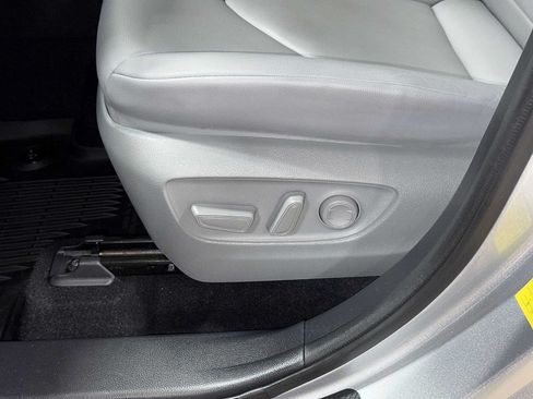 Used 2021 Toyota Highlander XLE AWD/4WD image 24