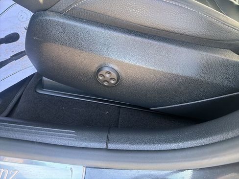 Used 2024 Mercedes-Benz GLC 300 4MATIC image 12