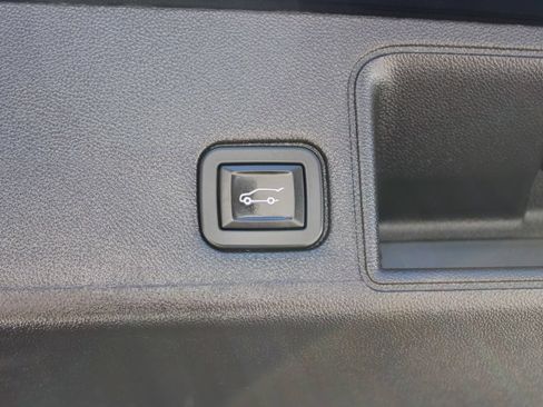 Used 2024 GMC Terrain SLT FWD image 9