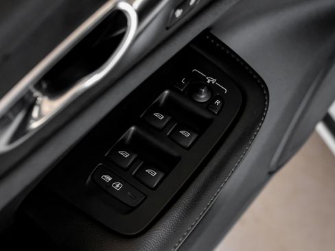 Used 2020 Volvo S60 T5 Momentum image 38