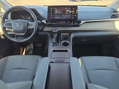 Used 2024 Toyota Sienna XLE image 9