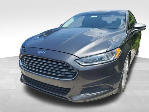 Used 2015 Ford Fusion SE FWD image 2