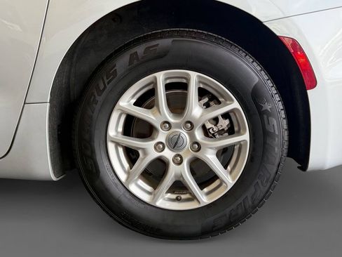 Used 2024 Chrysler Pacifica Touring-L FWD image 16