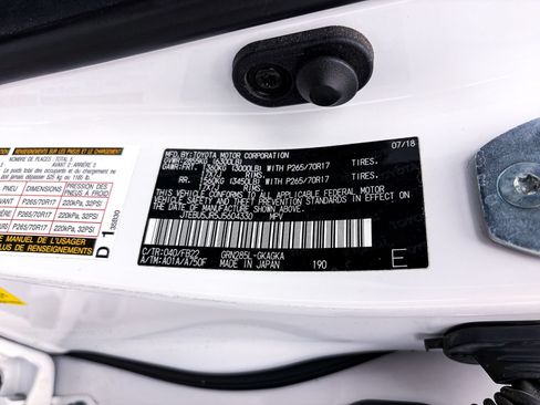 Used 2018 Toyota 4Runner SR5 AWD/4WD image 33
