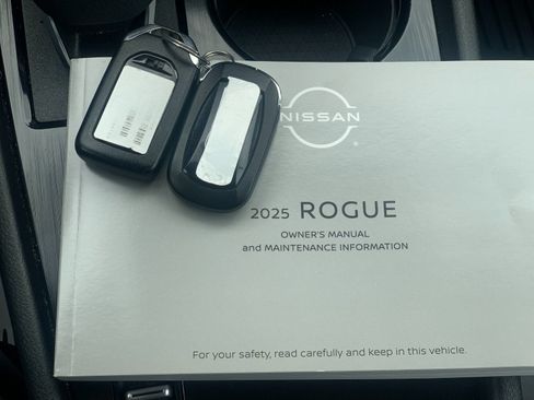 Used 2025 Nissan Rogue SL FWD image 10
