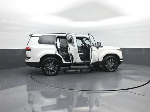 Used 2025 Lexus GX 550 w/ Accessory Package (2T) AWD/4WD image 29