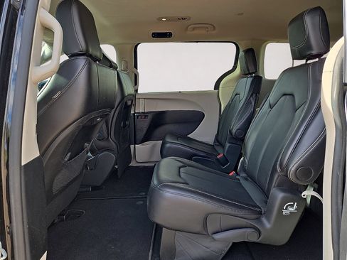 Used 2024 Chrysler Pacifica Touring-L FWD image 16