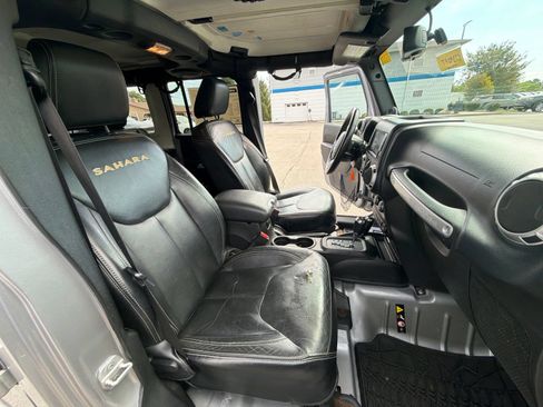 Used 2013 Jeep Wrangler Unlimited Sahara w/ Dual Top Group AWD/4WD image 24