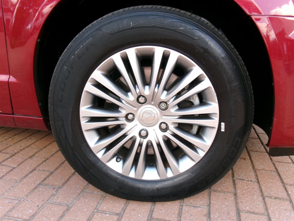 Used 2013 Chrysler Town & Country Touring-L w/ Driver Convenience Group FWD image 43