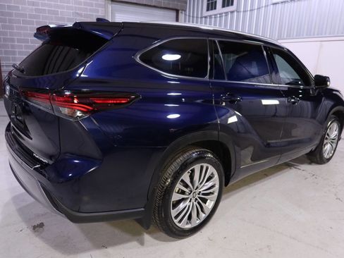 Used 2024 Toyota Highlander Platinum image 5