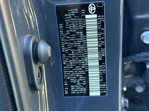 Used 2025 Toyota Corolla LE image 38