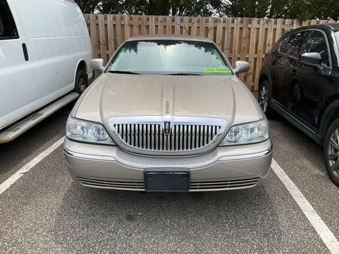 Used 2003 Lincoln Town Car Executive RWD image 2