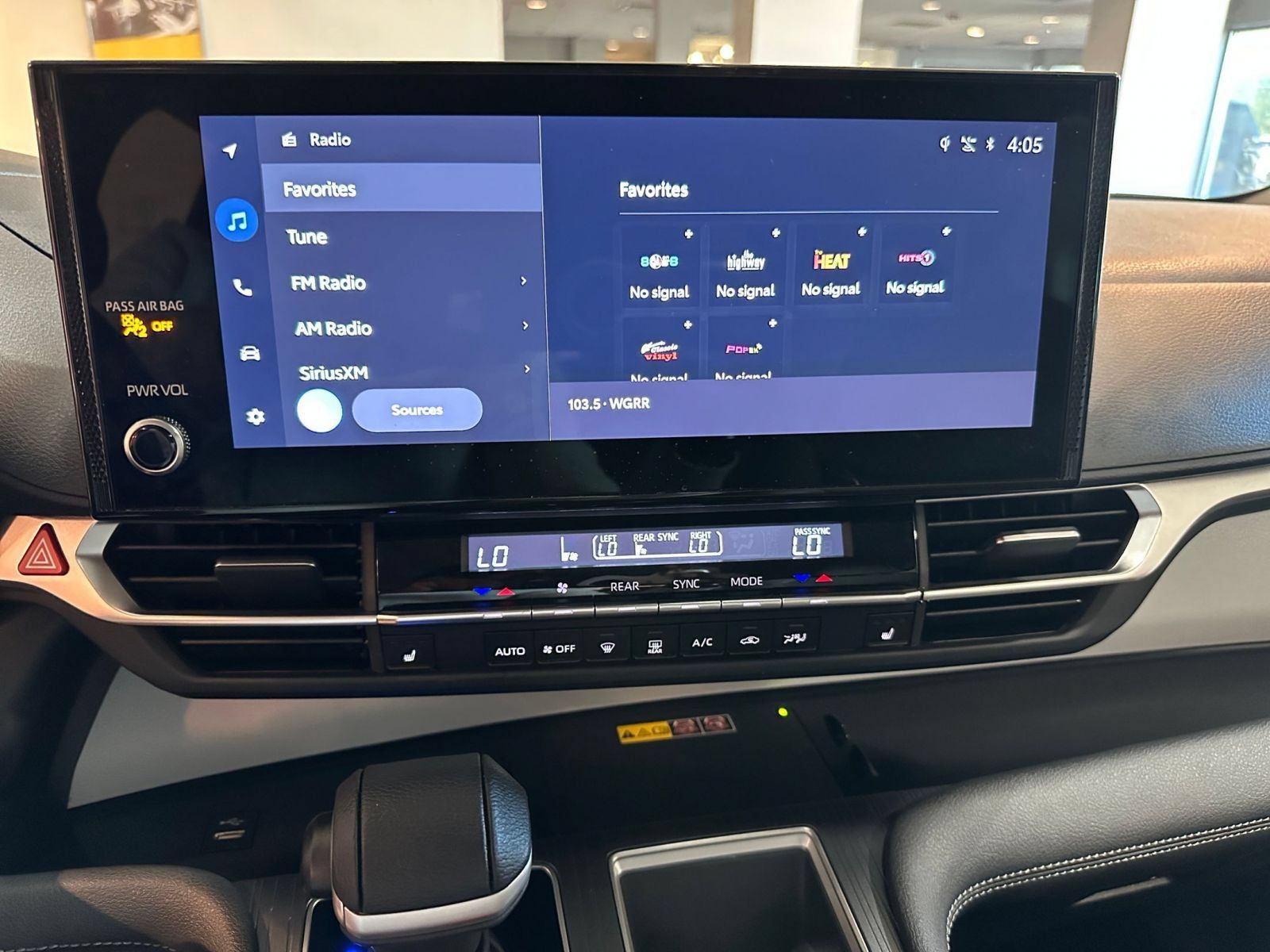 Used 2025 Toyota Sienna XLE FWD image 19