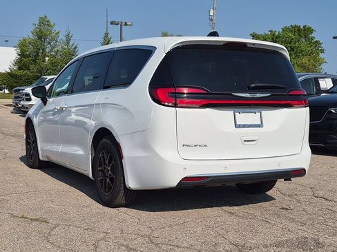 Used 2024 Chrysler Pacifica Touring-L FWD image 3