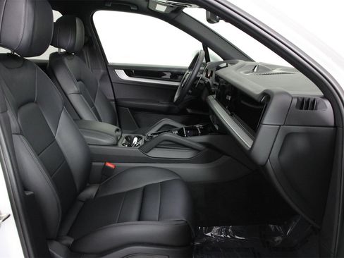 Used 2025 Porsche Cayenne image 31