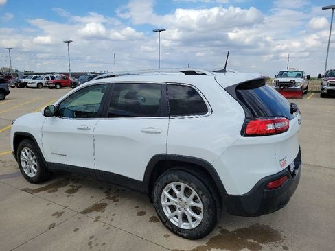 Used 2018 Jeep Cherokee Latitude Plus w/ Cold Weather Group AWD/4WD image 4