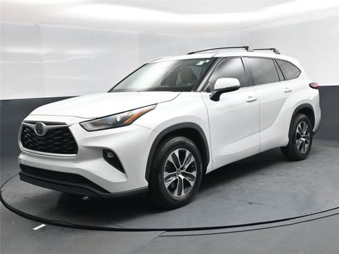 Used 2022 Toyota Highlander XLE image 1