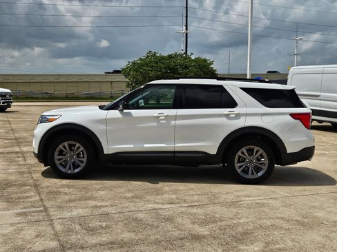 Used 2022 Ford Explorer XLT w/ Equipment Group 202A image 7