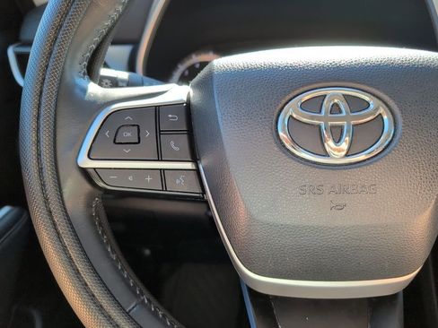 Used 2023 Toyota Highlander L image 16