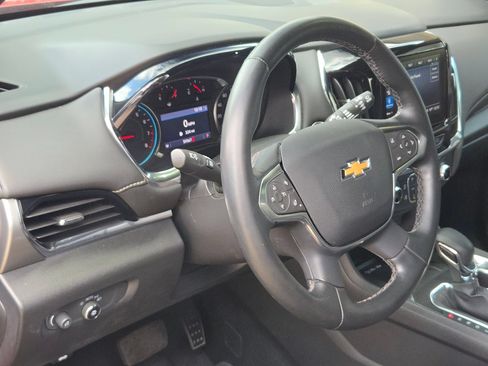 Used 2023 Chevrolet Traverse LT w/ Rear Camera Mirror Package FWD image 10