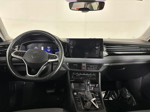 Used 2025 Volkswagen Jetta SE FWD image 22