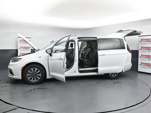 Used 2024 Chrysler Pacifica Limited FWD image 28