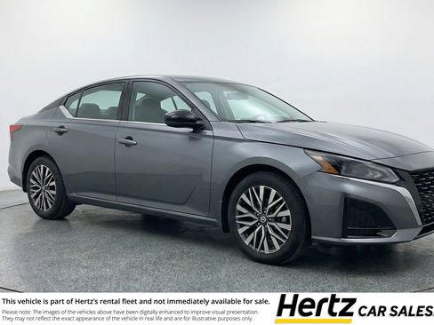 Used 2025 Nissan Altima 2.5 SV image 1
