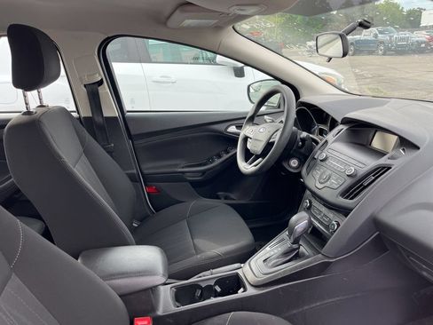 Used 2018 Ford Focus SE FWD image 2