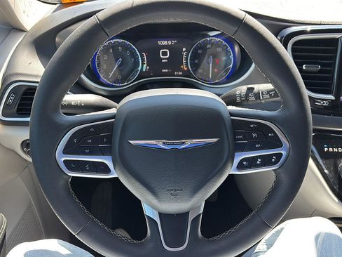 Used 2024 Chrysler Pacifica Touring-L FWD image 10