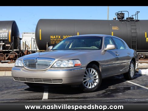 Used 2003 Lincoln Town Car Executive RWD image 1