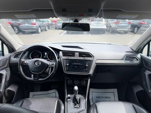 Used 2018 Volkswagen Tiguan SE w/ 18" Alloy Wheels Package FWD image 11