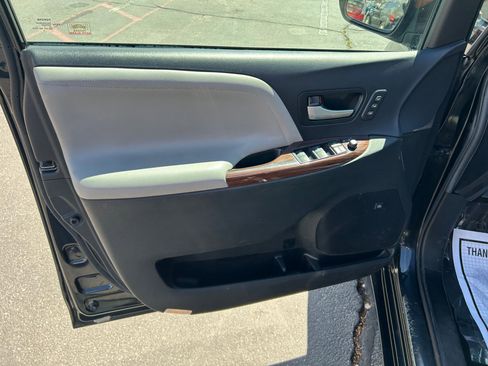 Used 2017 Toyota Sienna Limited image 10