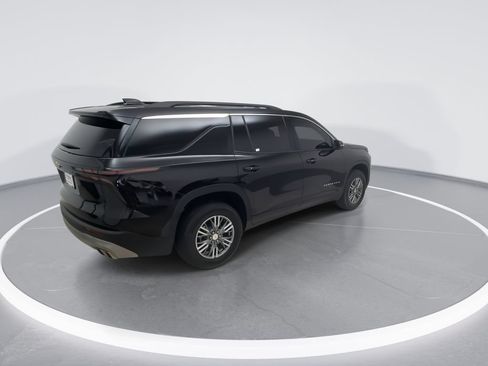 Used 2025 Chevrolet Traverse LT FWD image 9