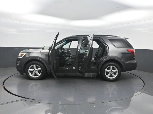 Used 2017 Ford Explorer XLT w/ Equipment Group 202A AWD/4WD image 34